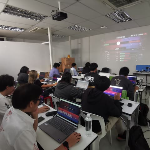 ผู้เรียนเต็มห้องระหว่างฝึกปฏิบัติ